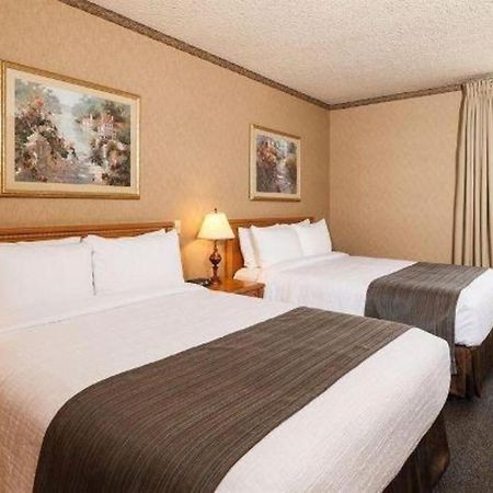 The Glenmore Inn & Convention Centre YYC Екстериор снимка