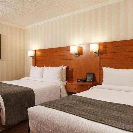 The Glenmore Inn & Convention Centre YYC Екстериор снимка