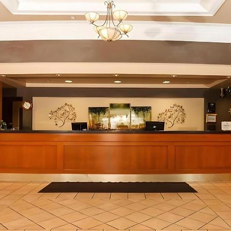 The Glenmore Inn & Convention Centre YYC Екстериор снимка