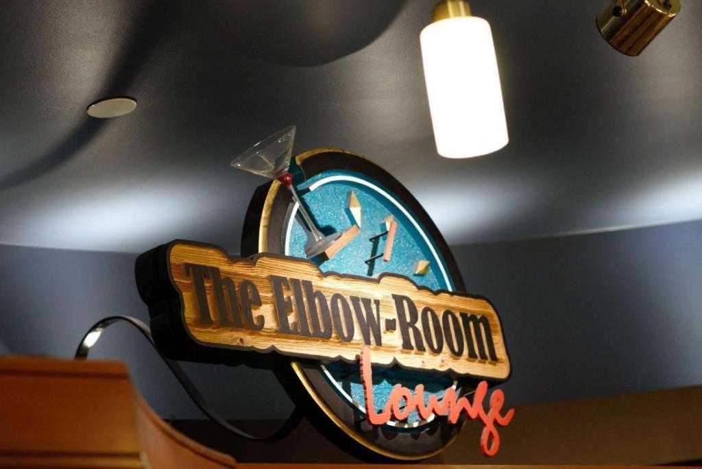 The Glenmore Inn & Convention Centre YYC Екстериор снимка