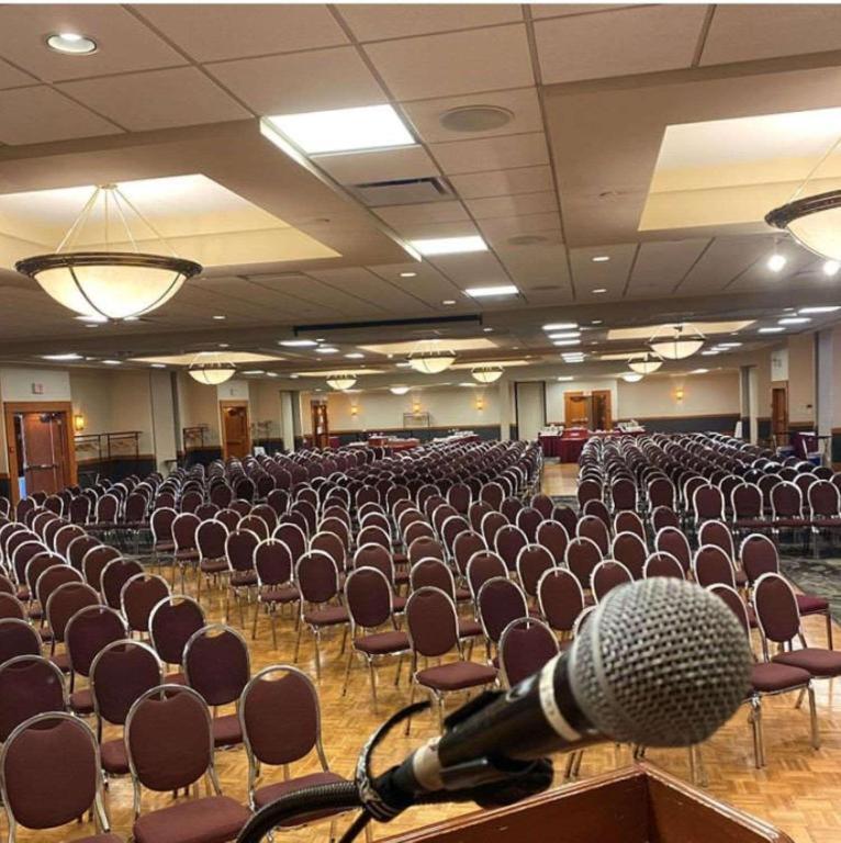 The Glenmore Inn & Convention Centre YYC Екстериор снимка