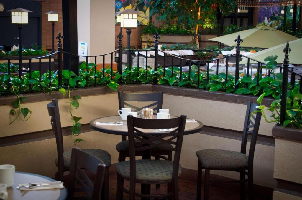 The Glenmore Inn & Convention Centre YYC Екстериор снимка