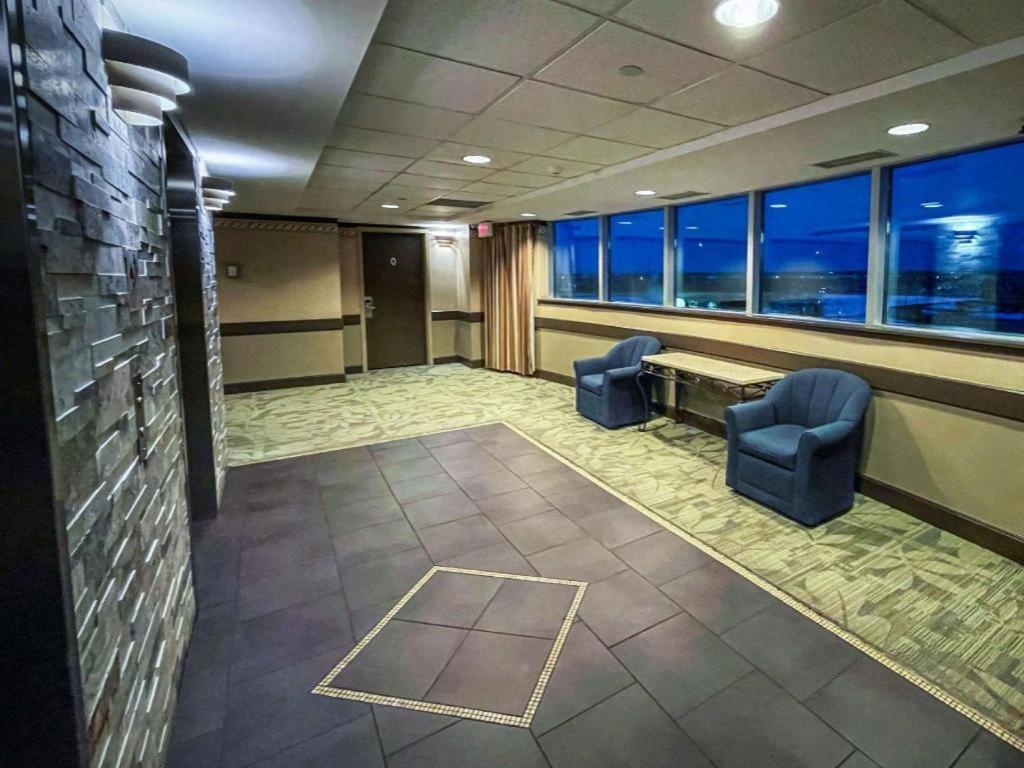 The Glenmore Inn & Convention Centre YYC Екстериор снимка