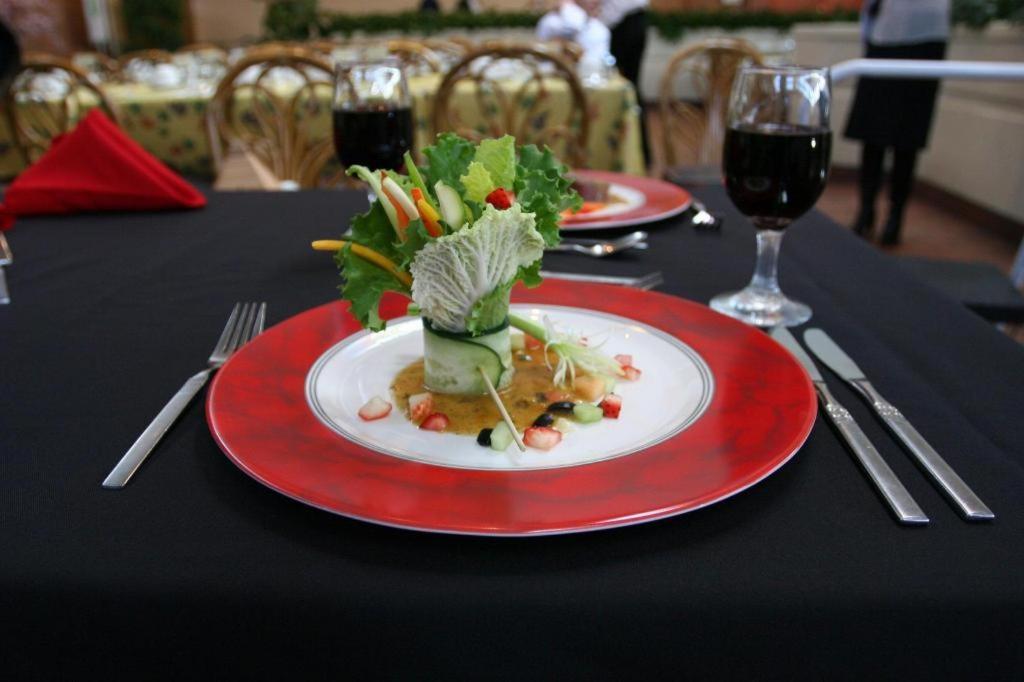 The Glenmore Inn & Convention Centre YYC Екстериор снимка