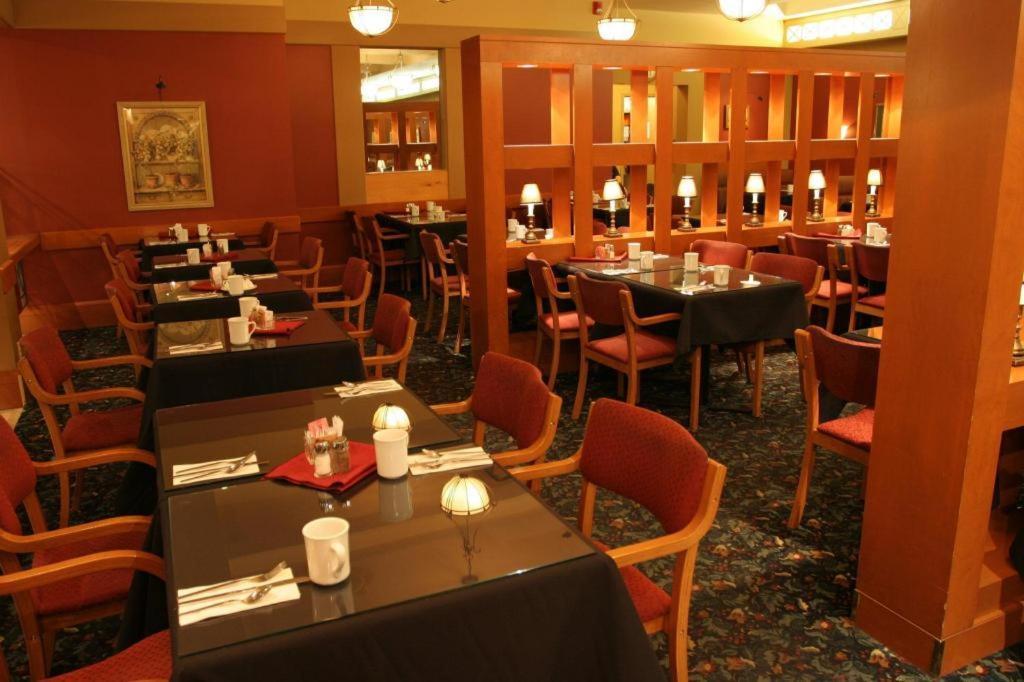 The Glenmore Inn & Convention Centre YYC Екстериор снимка