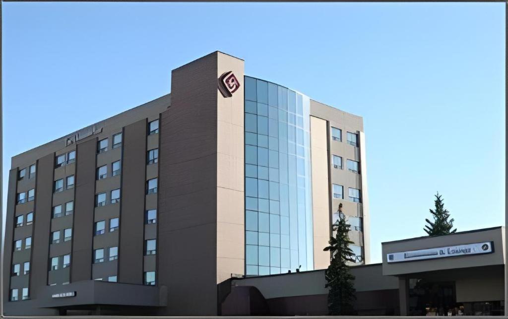 The Glenmore Inn & Convention Centre YYC Екстериор снимка
