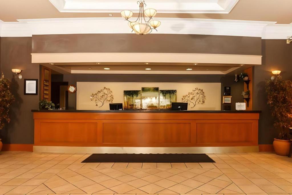 The Glenmore Inn & Convention Centre YYC Екстериор снимка