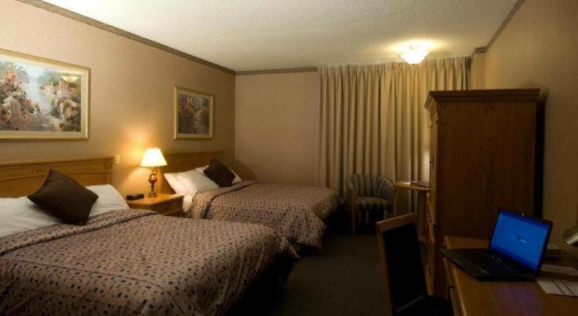 The Glenmore Inn & Convention Centre YYC Екстериор снимка