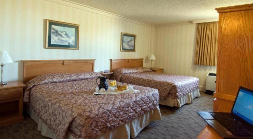 The Glenmore Inn & Convention Centre YYC Екстериор снимка