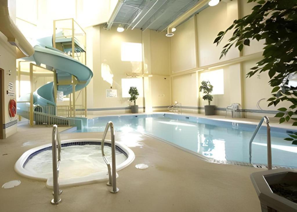 The Glenmore Inn & Convention Centre YYC Екстериор снимка
