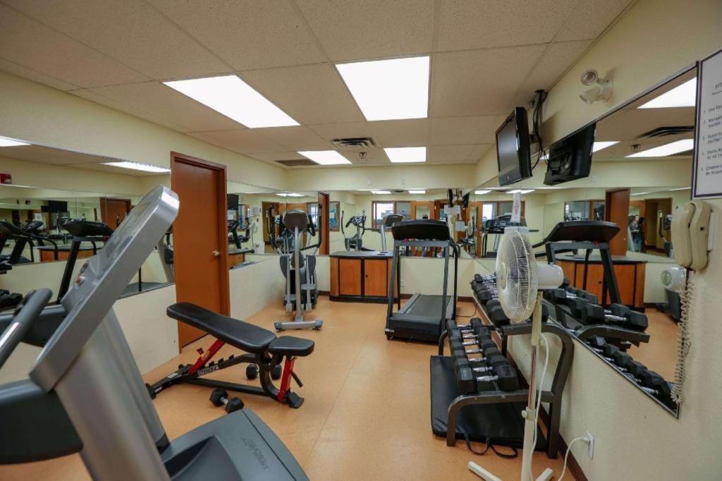 The Glenmore Inn & Convention Centre YYC Екстериор снимка