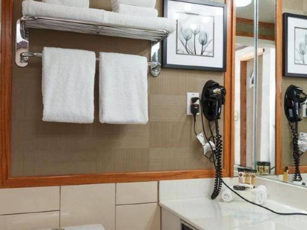 The Glenmore Inn & Convention Centre YYC Екстериор снимка