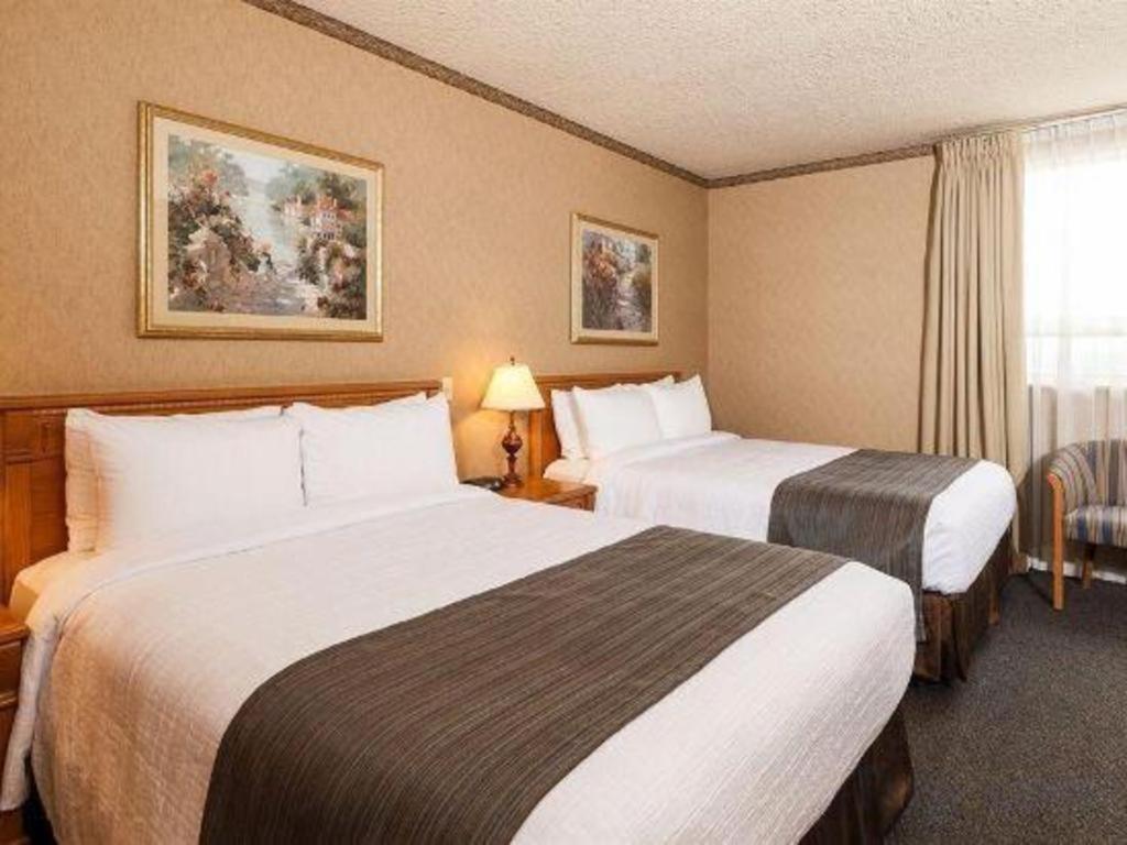 The Glenmore Inn & Convention Centre YYC Екстериор снимка