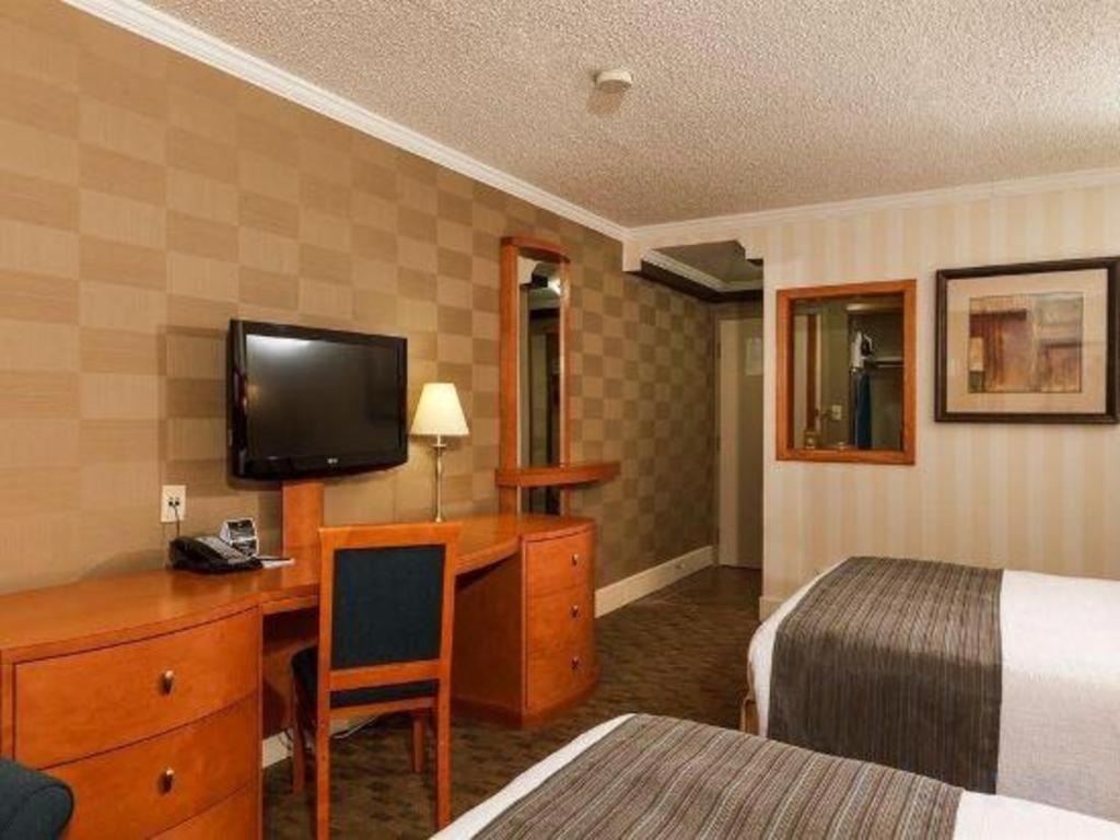 The Glenmore Inn & Convention Centre YYC Екстериор снимка