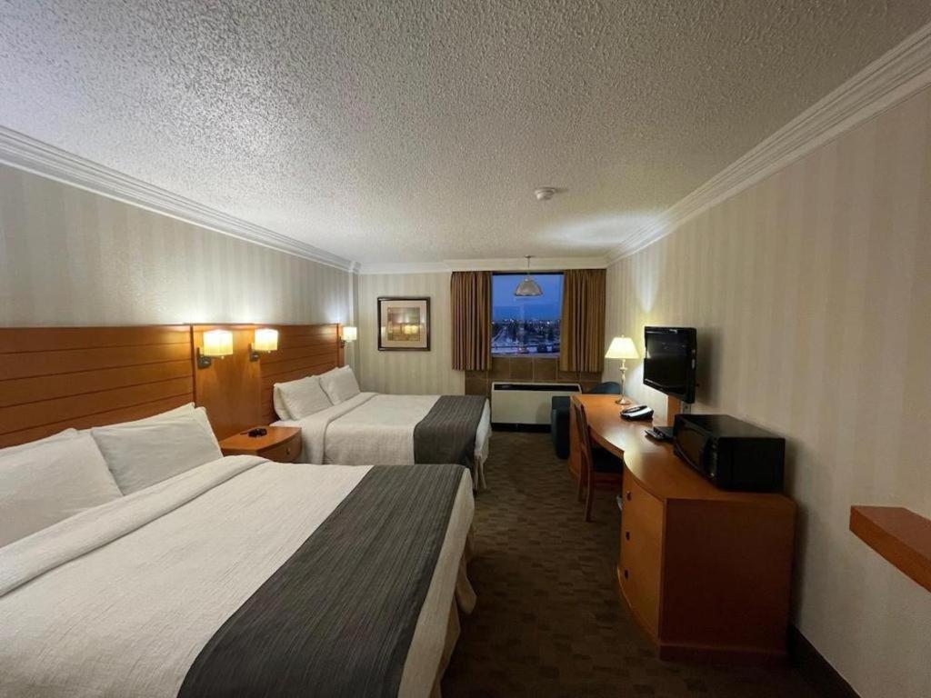 The Glenmore Inn & Convention Centre YYC Екстериор снимка