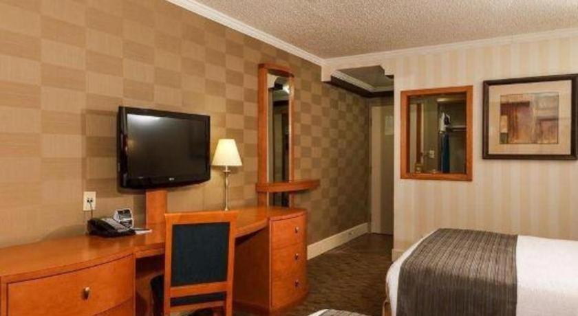 The Glenmore Inn & Convention Centre YYC Екстериор снимка