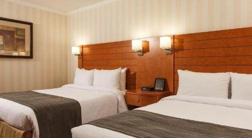 The Glenmore Inn & Convention Centre YYC Екстериор снимка