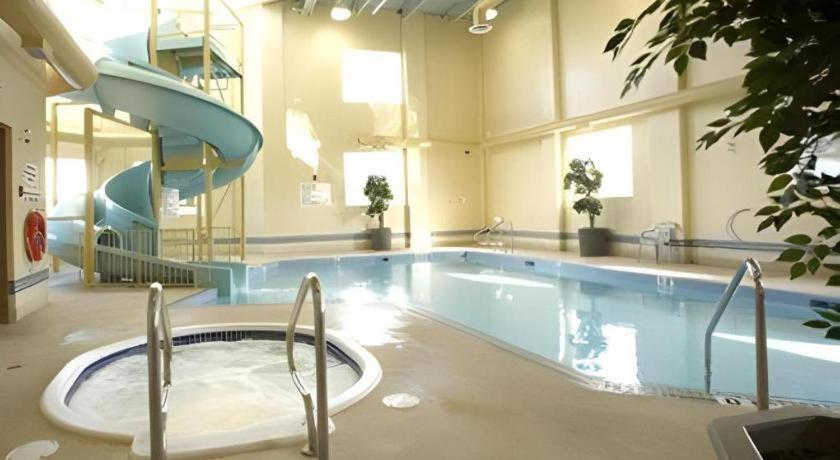 The Glenmore Inn & Convention Centre YYC Екстериор снимка