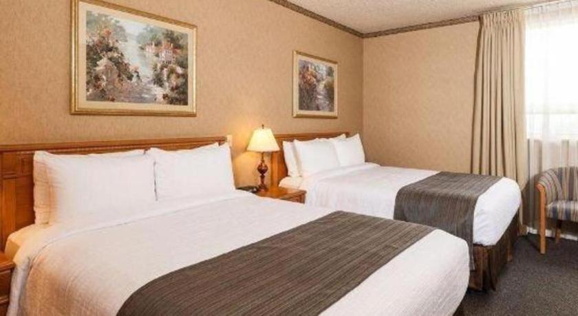 The Glenmore Inn & Convention Centre YYC Екстериор снимка