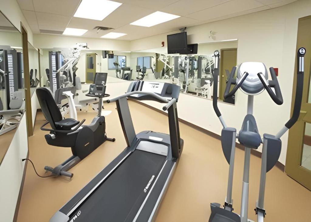 The Glenmore Inn & Convention Centre YYC Екстериор снимка