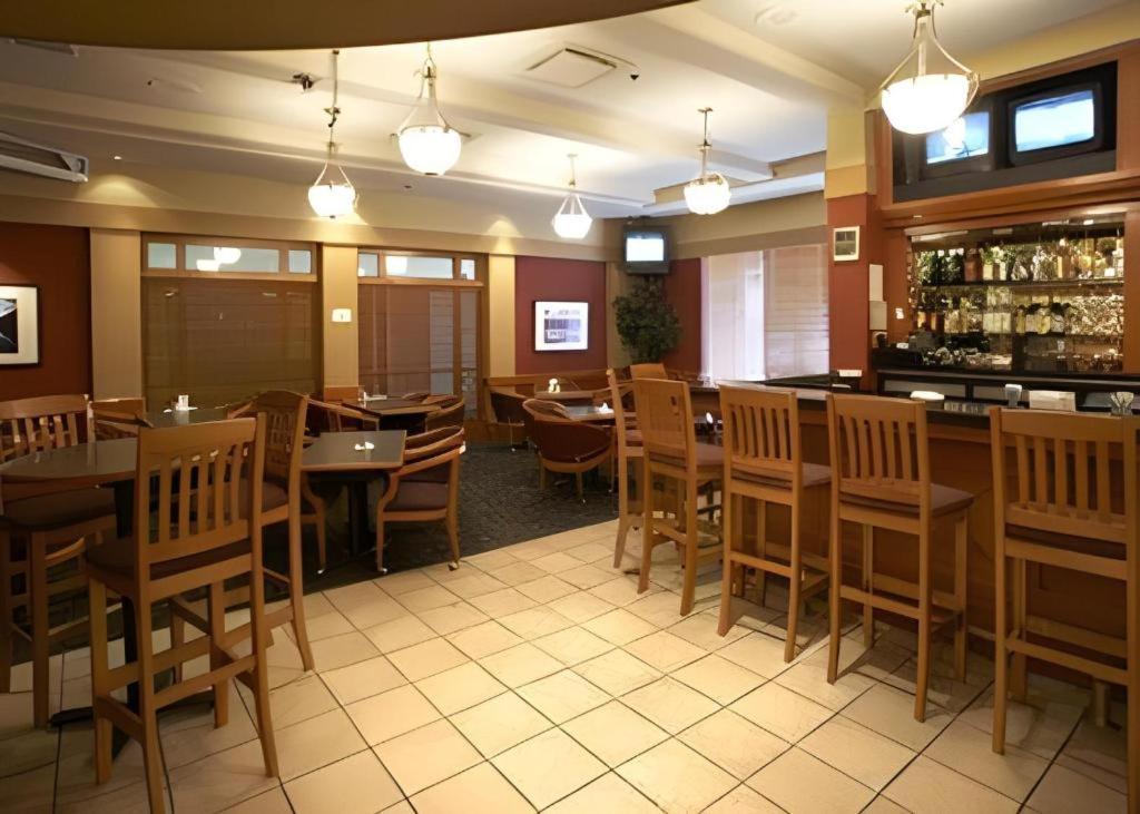 The Glenmore Inn & Convention Centre YYC Екстериор снимка
