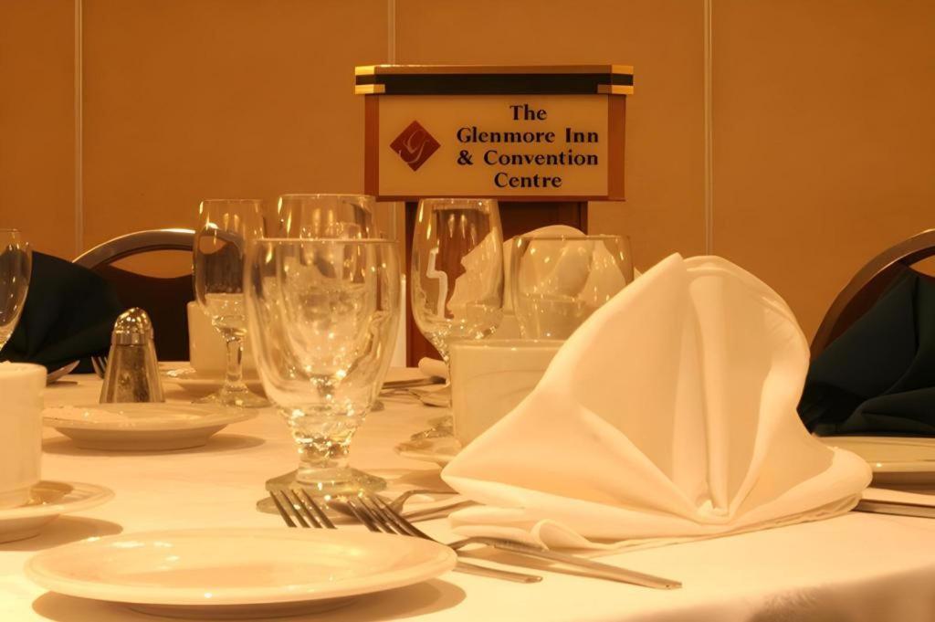 The Glenmore Inn & Convention Centre YYC Екстериор снимка