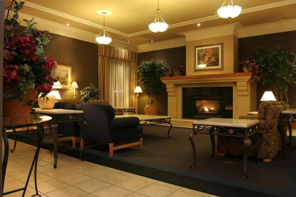 The Glenmore Inn & Convention Centre YYC Екстериор снимка