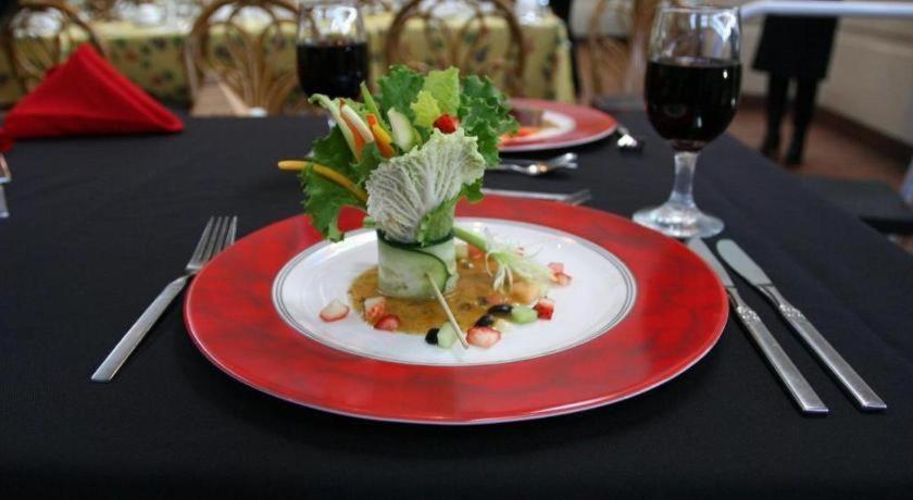 The Glenmore Inn & Convention Centre YYC Екстериор снимка